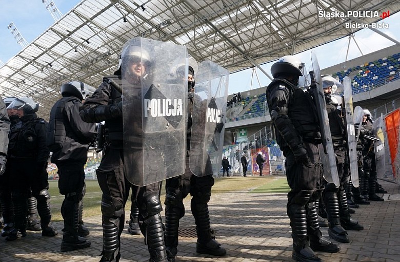 Policja ćwiczyła na stadionie