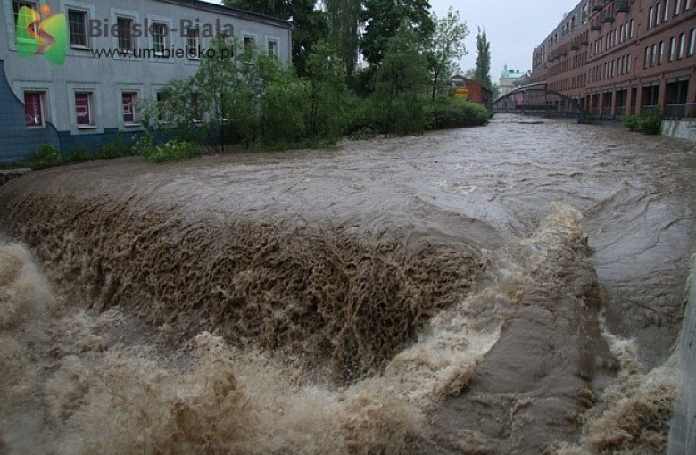 Utrzymują się stany ostrzegawcze i alarmowe