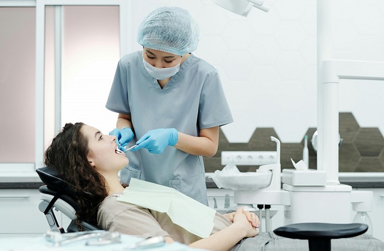 Ile kosztuje leczenie kanałowe zębów w Polsce?