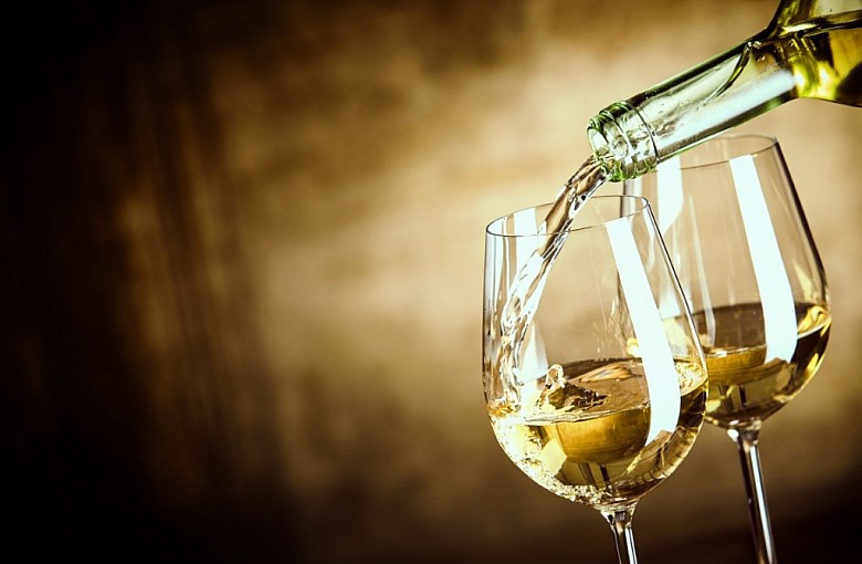 Najpopularniejsze białe wina świata: od elegancji po ekscytującą musującą esencję