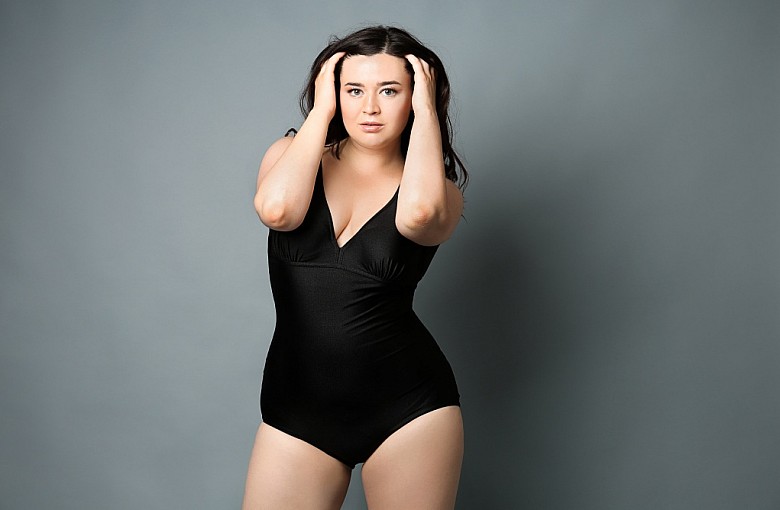 Plus size na plaży - przewodnik po kostiumach kąpielowych dla puszystych