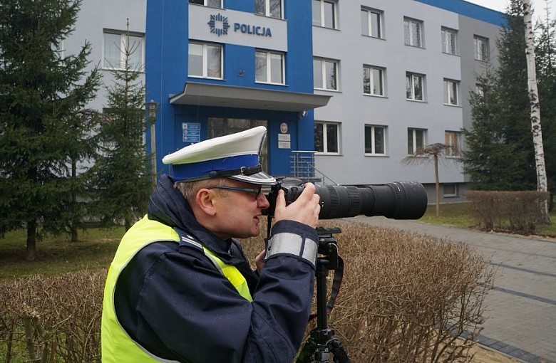 Policja z teleobiektywem