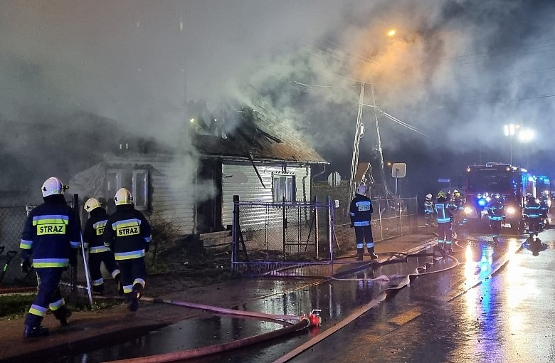 Nocy pożar budynku mieszkalnego. 10 zastępów Straży Pożarnej w akcji