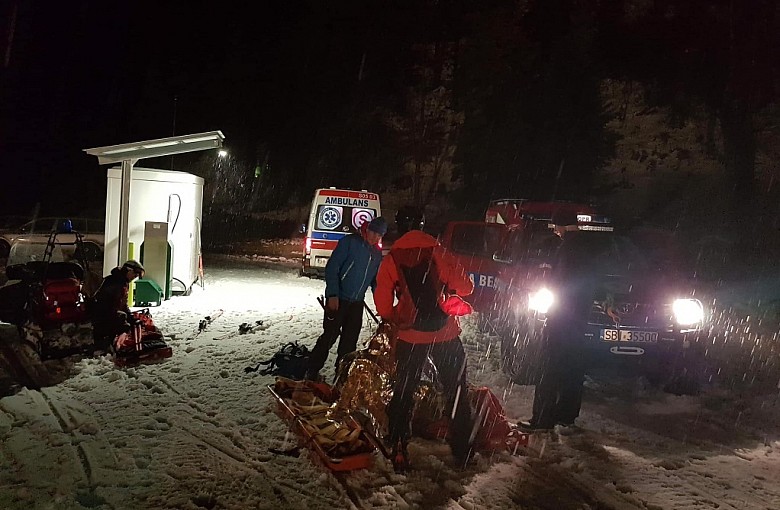 Zjeżdżali na "jabłuszkach". Trzy osoby poważnie ranne