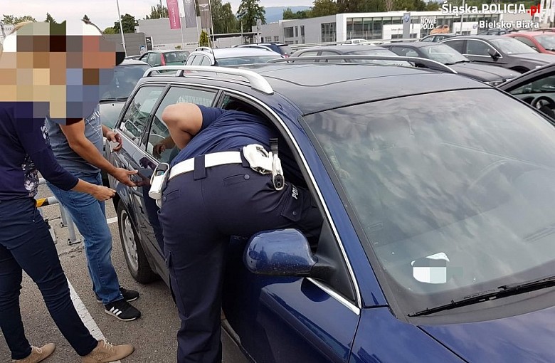 Policjanci wybili szybę w samochodzie i uratowali dziecko