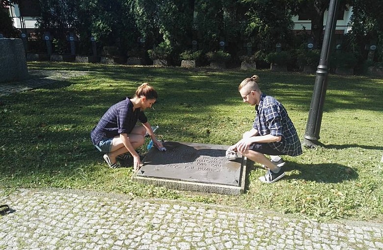 Posprzątają groby!