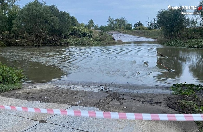 Ostrzegamy, choć woda opada nadal jest bardzo niebezpieczna