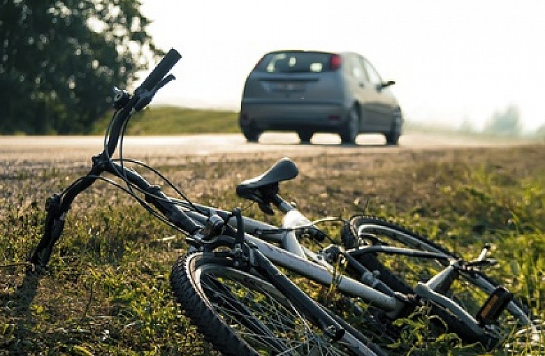 Potrącił rowerzystkę i uciekł. Policja szuka sprawcy