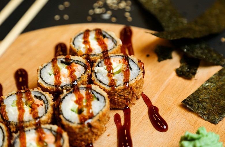 Kombinacja chrupiącej tempury i delikatności sushi: sushi w tempurze