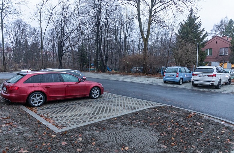 Przy ul. Sempołowskiej utworzono nowe miejsca postojowe 