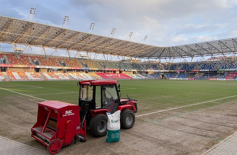 Bielsko-Biała: Trwa naprawa murawy na Stadionie Miejskim