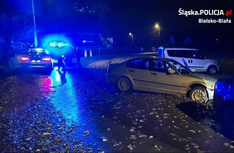 15-latek wjechał kradzionym samochodem do rowu